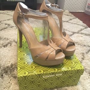Nude/tan Gianni Bini pumps