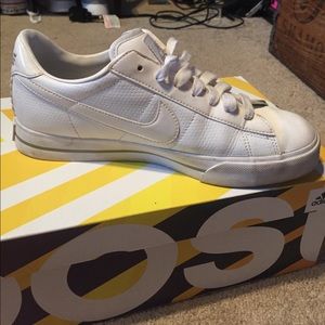 WOMENS NIKE SIZE 8.