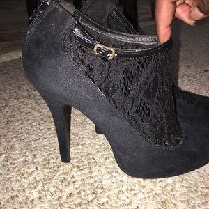 Shoedazzle black pumps with lace detailing