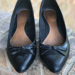 Black pumps with patent bow size 9.5