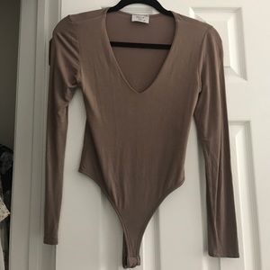 Scoopneck body suit