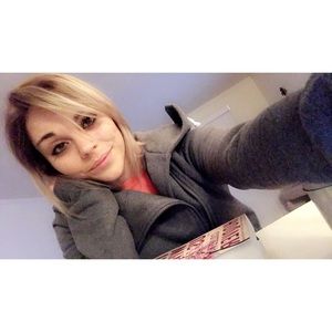 Meet your Posher, Cassandra