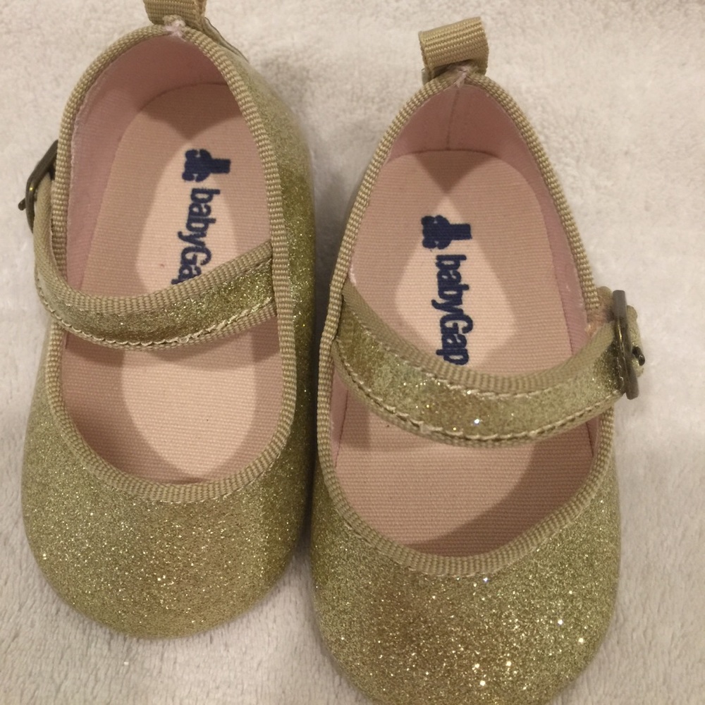 Baby gap gold shoes size 3 to 6 months brand new