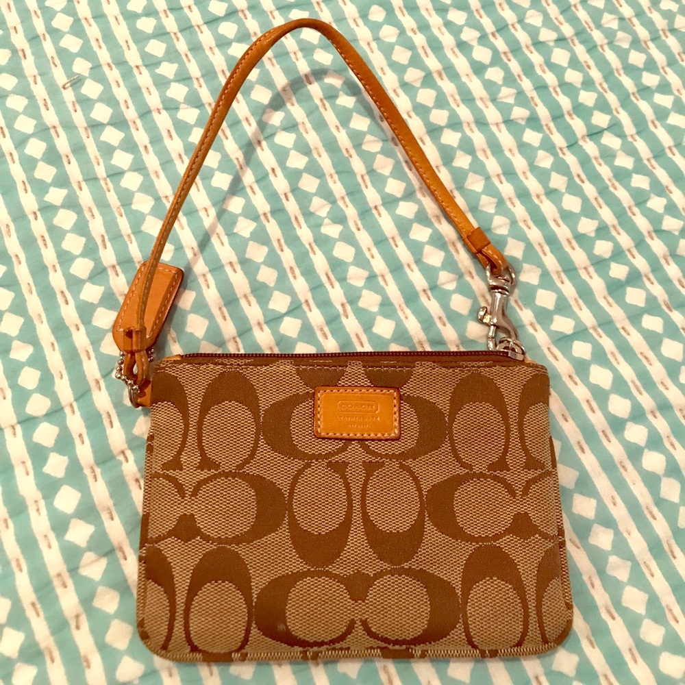 💯 Authentic Coach wristlet