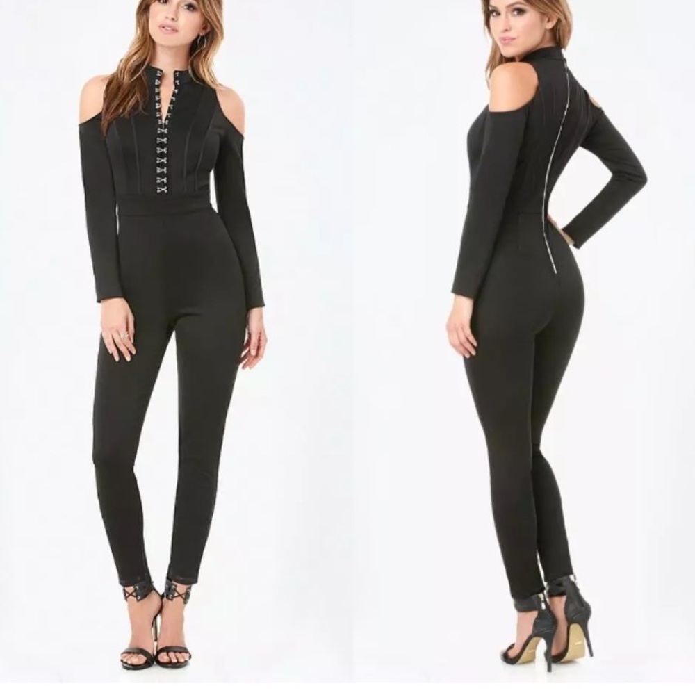 Nice beautiful Bebe jumpsuit size m.