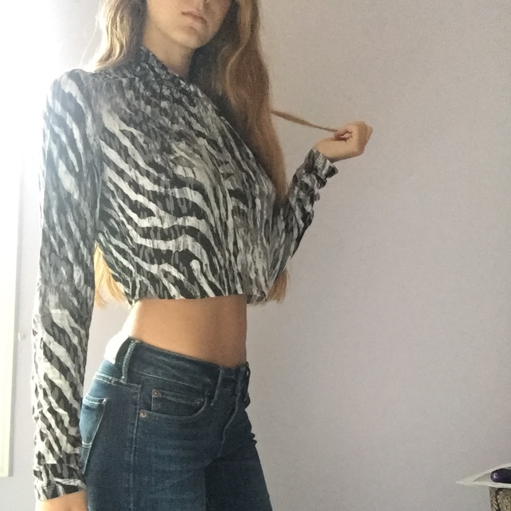 Cropped patterned turtle neck.