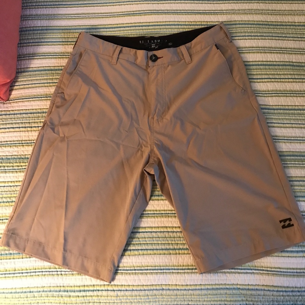 Men's Billabong hybrid khaki shorts size 32