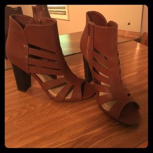 Cognac colored heels - size 7
