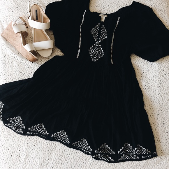 Forever 21 Dresses & Skirts - Black Embroidered Dress