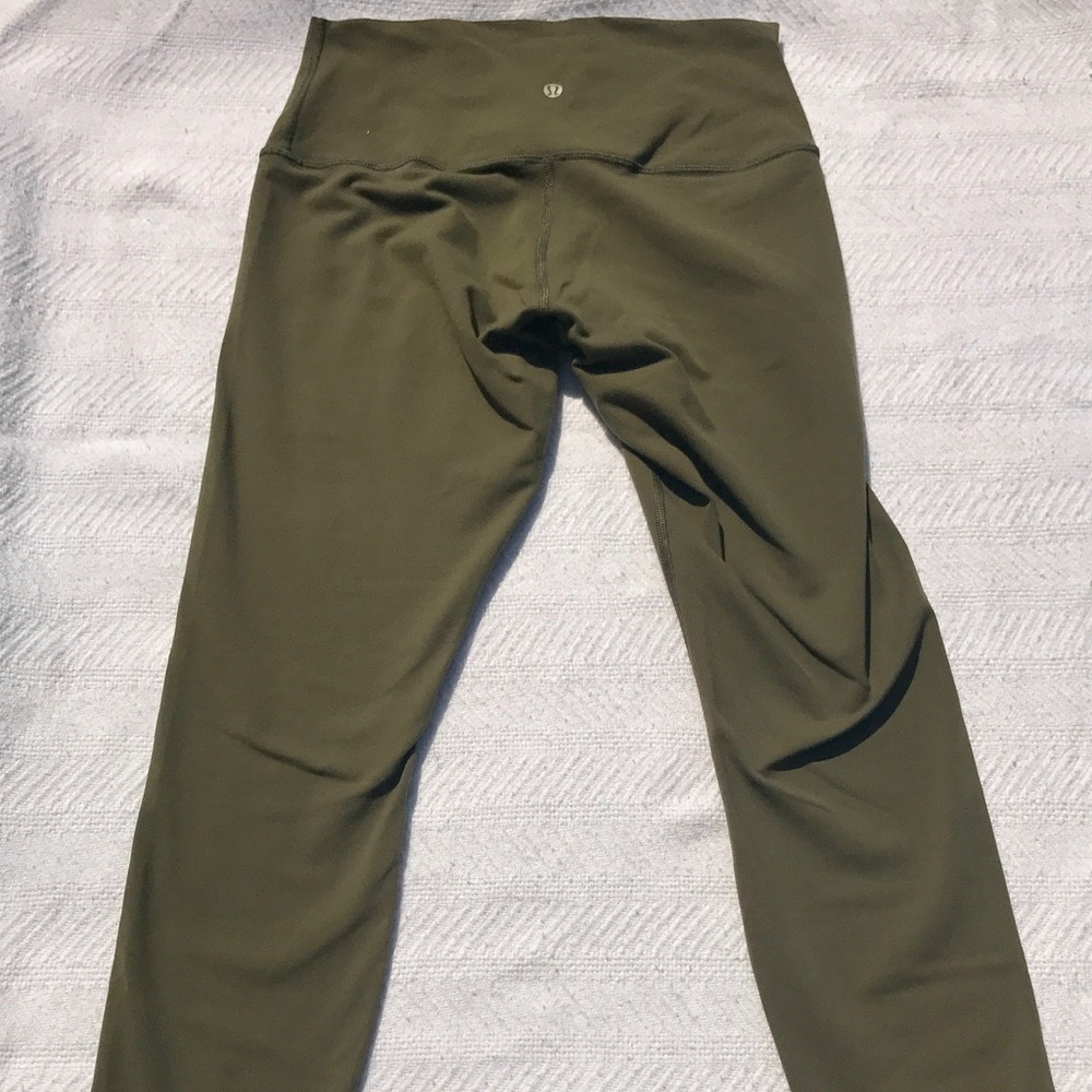 Lululemon high rise Wunder Under size 8 pants