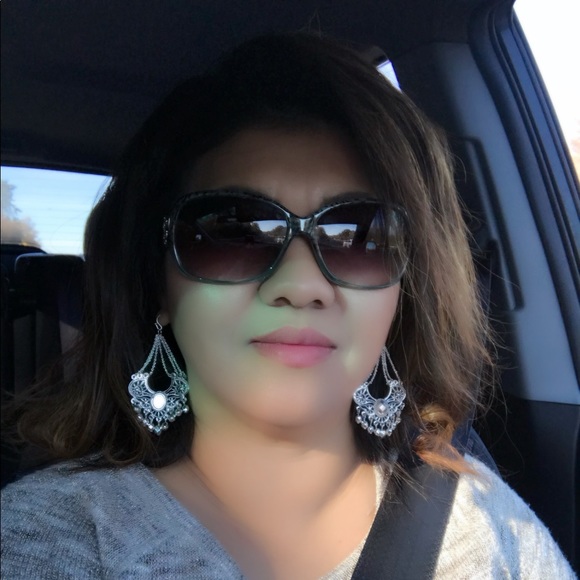 🌷 Meet your Posher, Sara. 🌷 - Picture 2 of 2