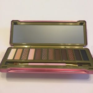 {Risqué Beaute} twelve eyeshadow palette