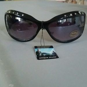 Sleek Retro Sunglasses