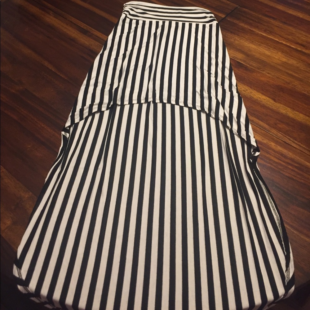 NEVER WORN CHAROLETTE RUSSE HIGH/LOW SKIRT.