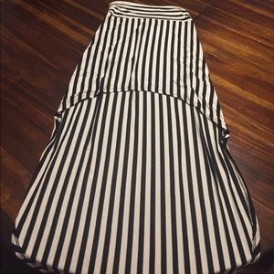 NEVER WORN CHAROLETTE RUSSE HIGH/LOW SKIRT.