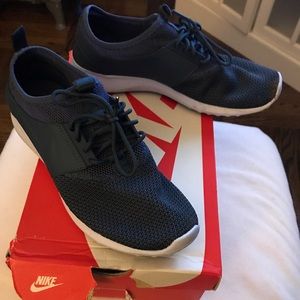 Nike Juvenate sneakers in navy