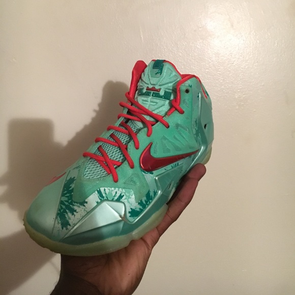 LeBron X Christmas - Picture 1 of 1