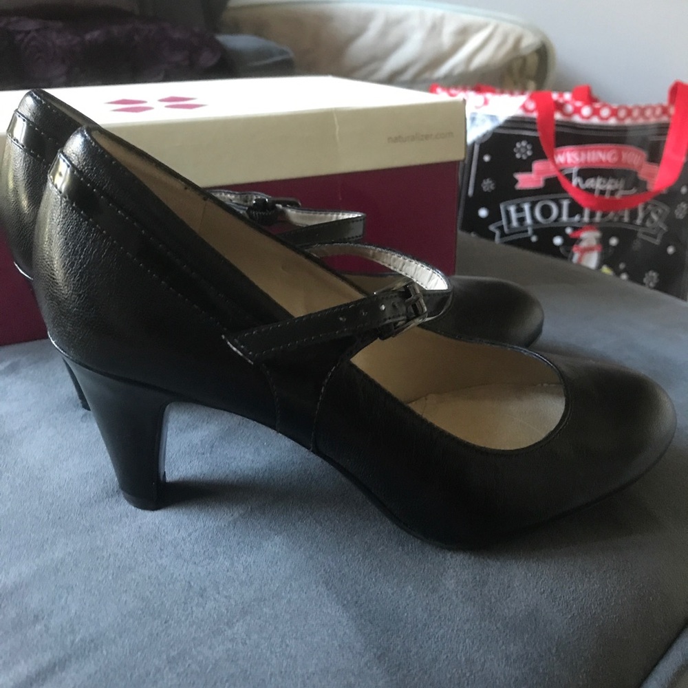 Naturalizer black small heel