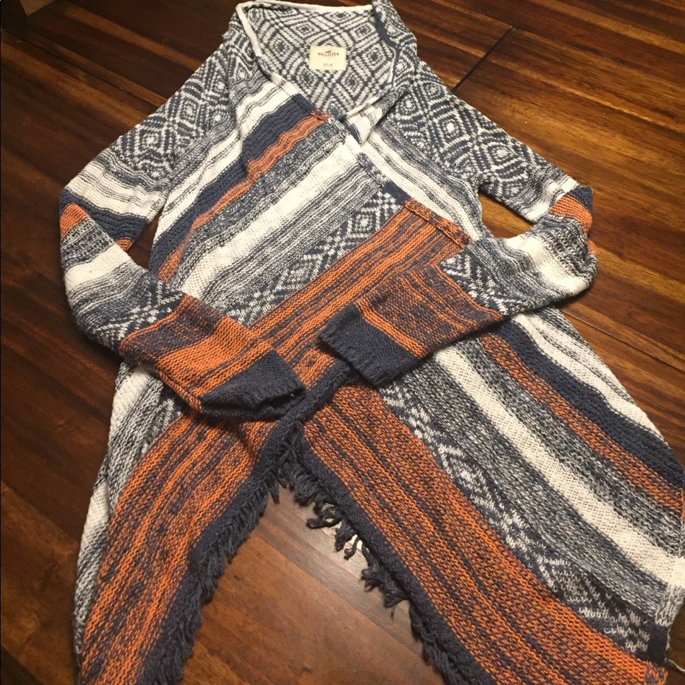 OFF THE SHOULDER HOLLISTER BEACHY SWEATER.