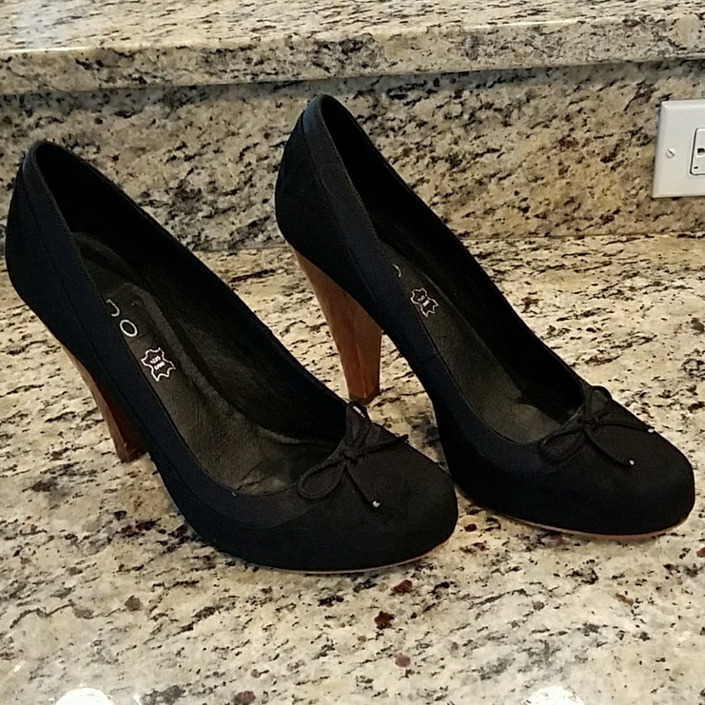 Suede Pump w/ Bow Embellishment & Wood Heel