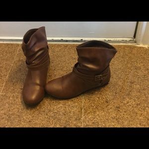 Women's pair of brown leather boots size 7