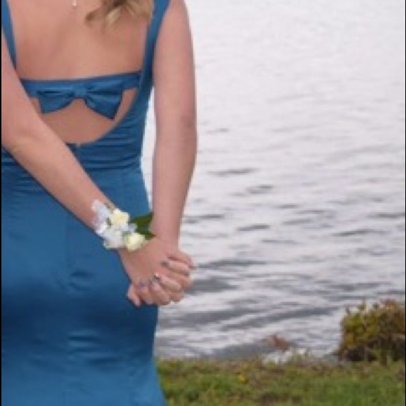 Beautiful blue mermaid formal dress! - Picture 1 of 4