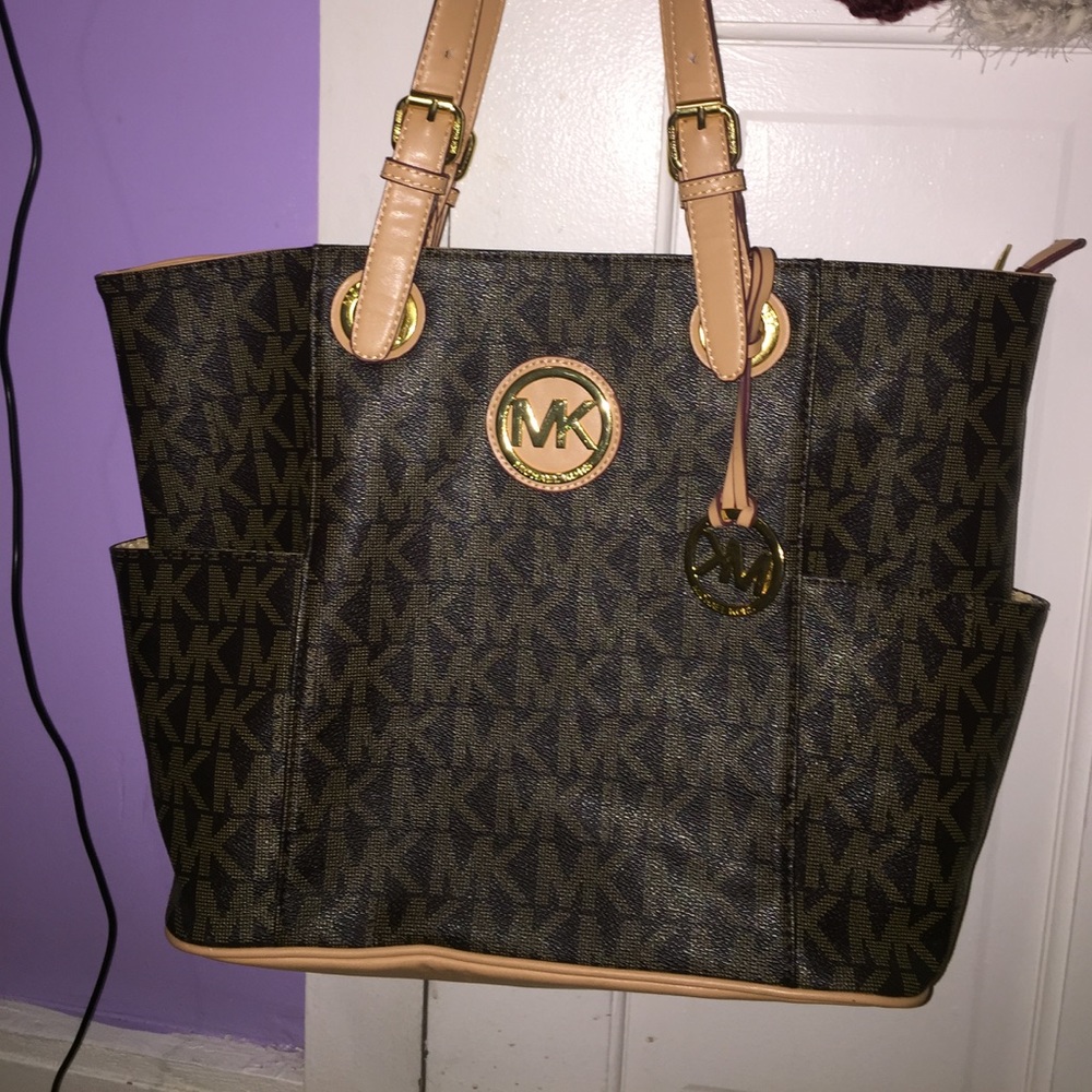 MK medium size tote purse