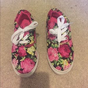 🌷🌸🌺Little girls size 12 floral shoes🌷🌸🌺