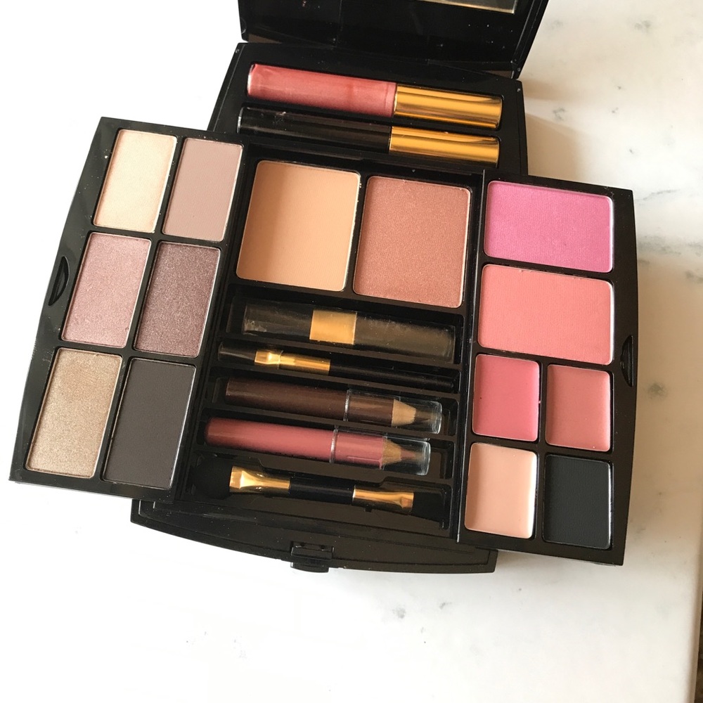 The essentials Pure Cosmetics make up set