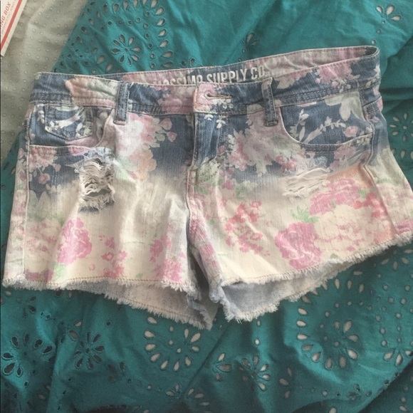 slightly distressed floral shorts - Picture 1 of 3