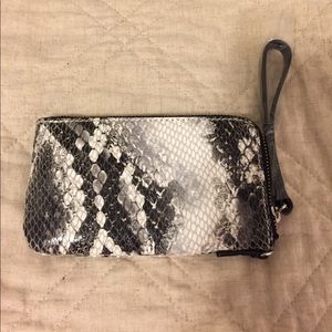 Gap wristlet