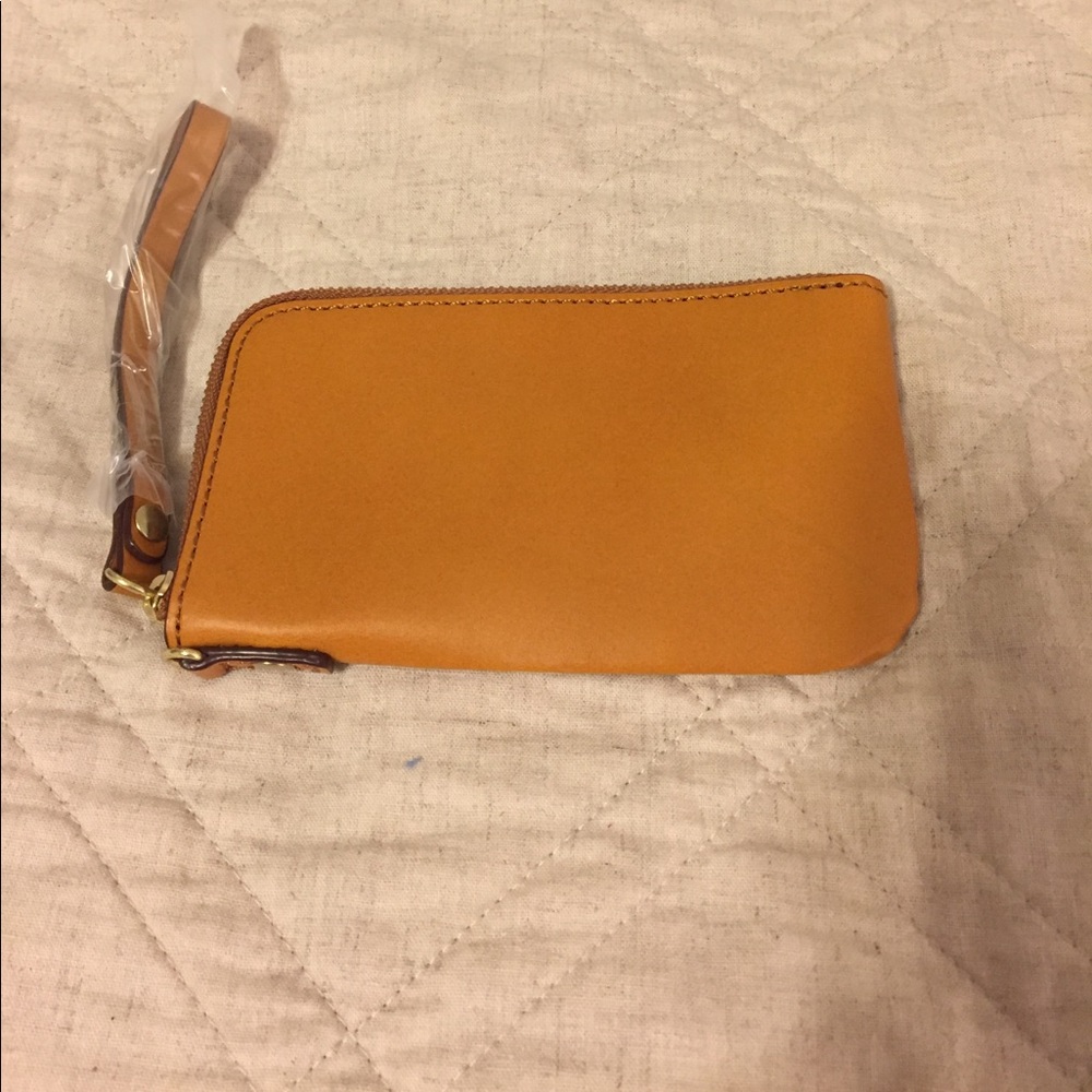 Gap wristlet