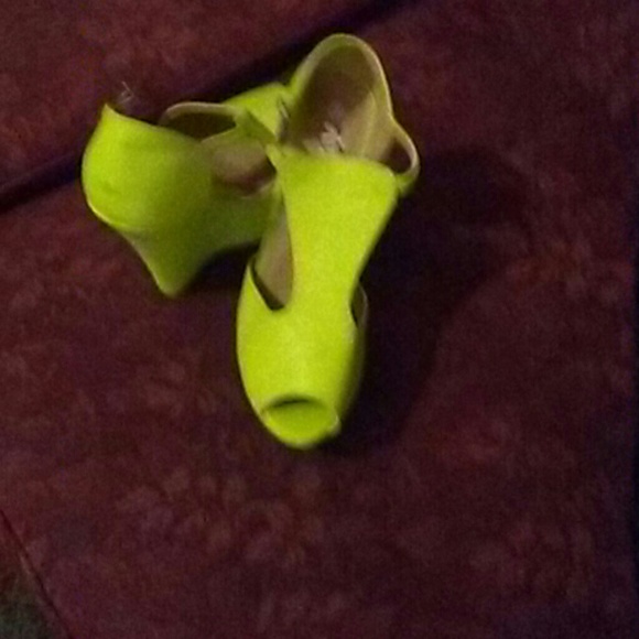 Shoes - Picture 2 of 4