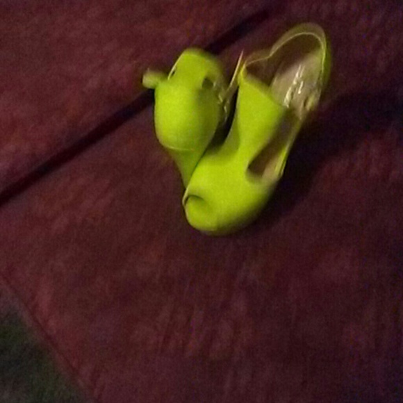 Shoes - Picture 3 of 4