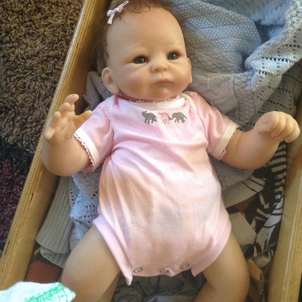 Ashton drake gallery baby doll wit bed and clothes