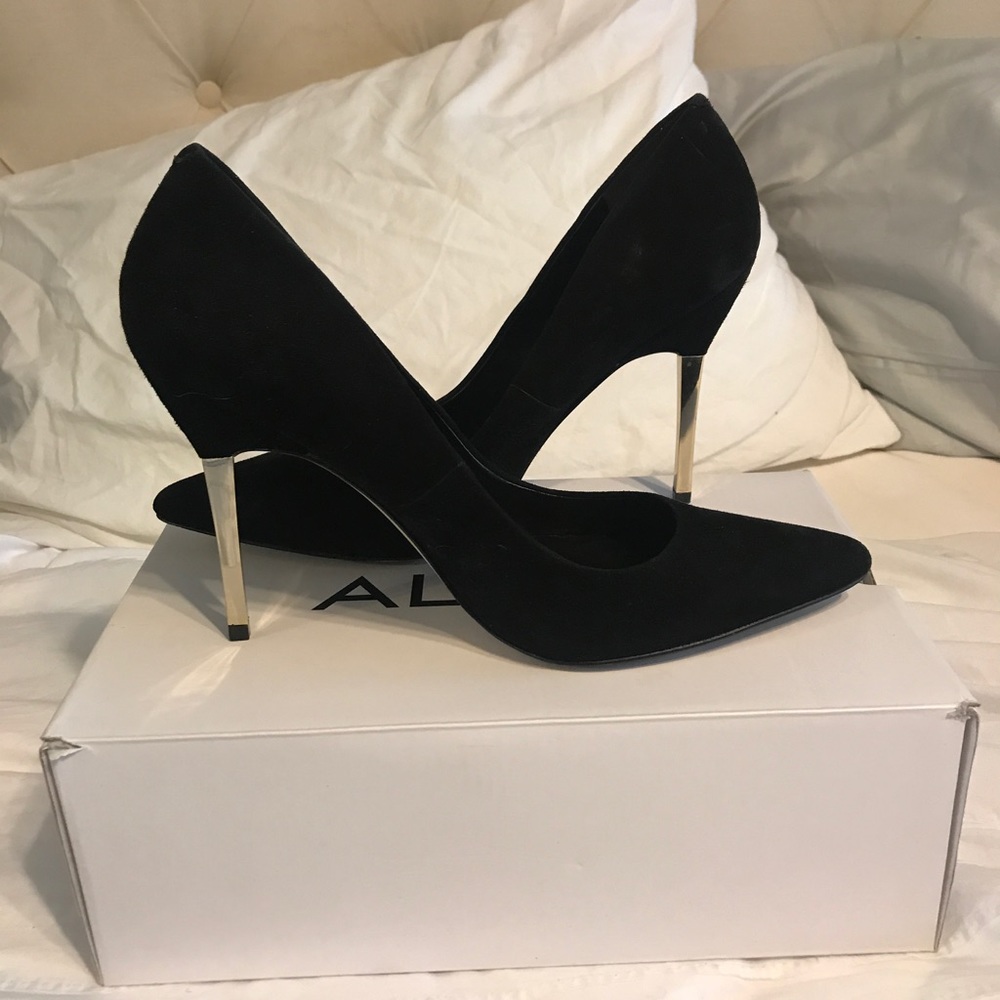 Super sexy black pump with gold heel