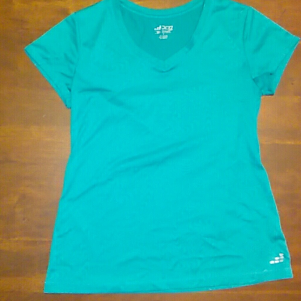 Semi fitted exercise shirt