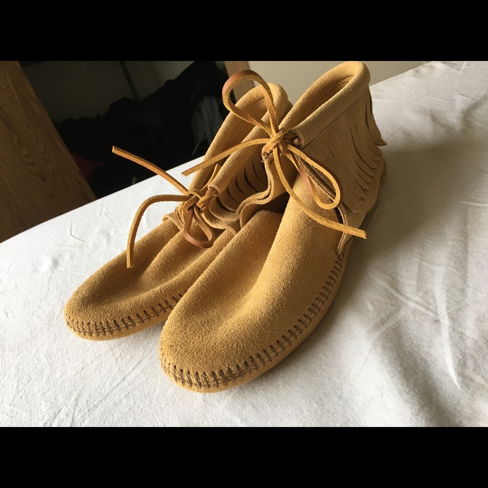 NEW Minnetonka Tan Moccasins Booties Size 9
