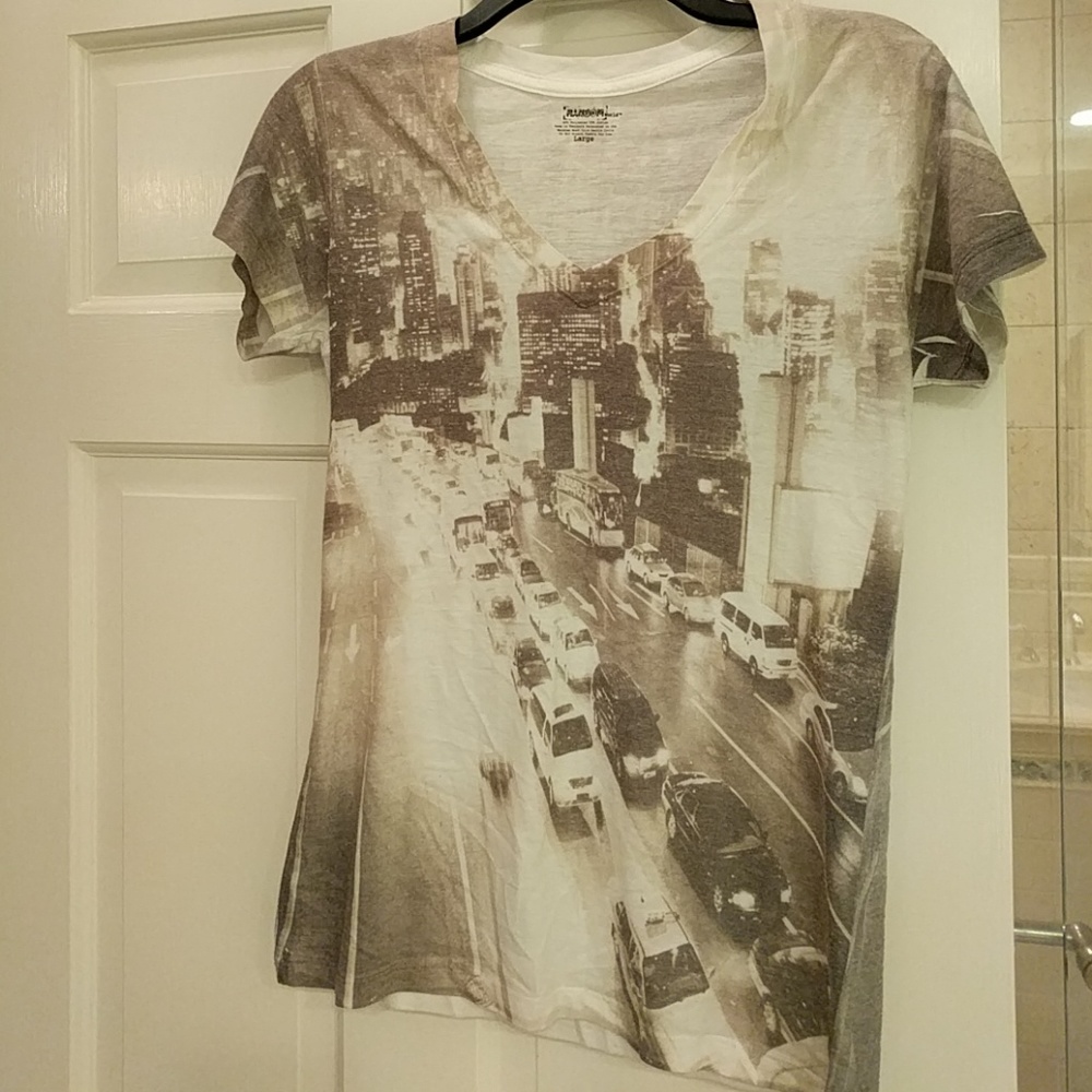 V-Neck NY City Street Print T-Shirt