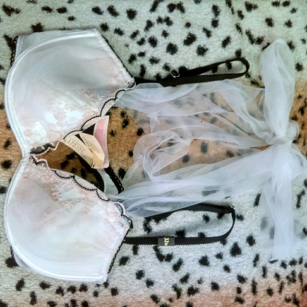 32D Victoria Secret Bra NWT