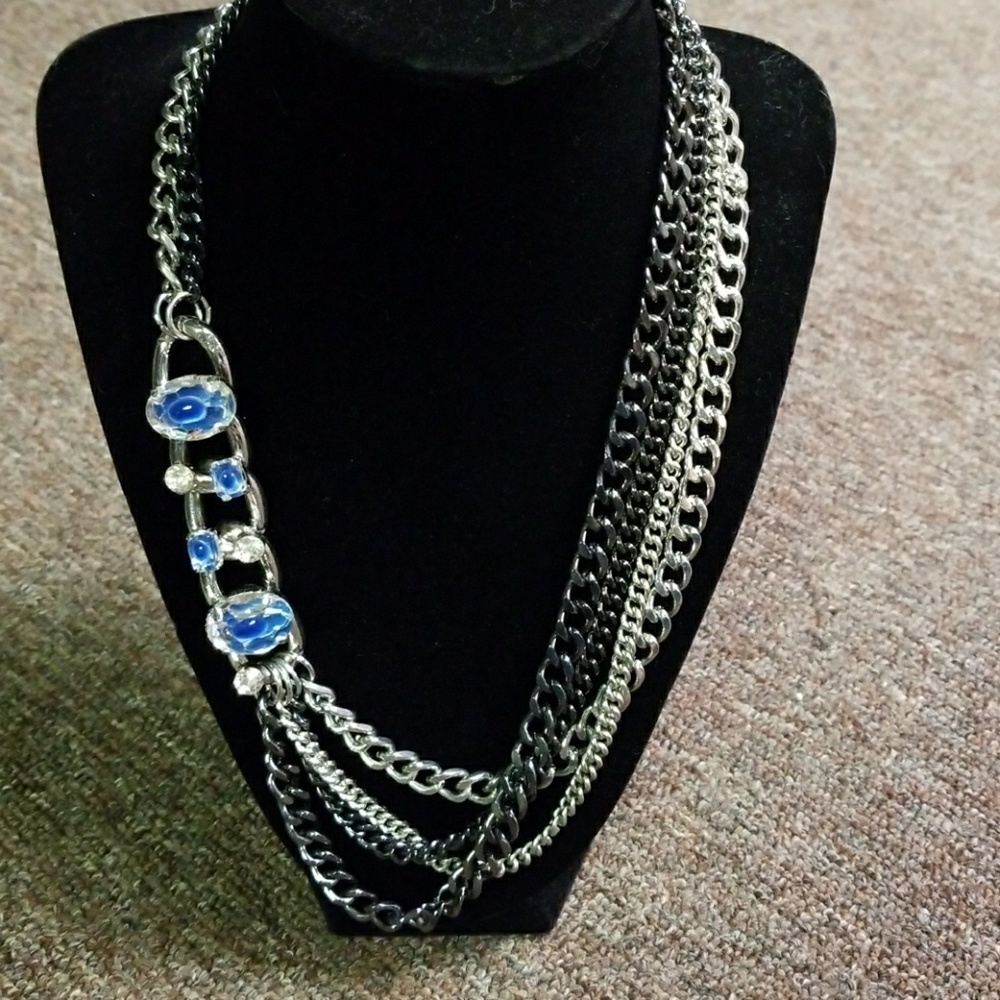 Pretty accent necklace