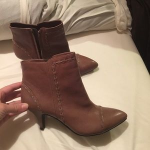 Circa Joan David tan ankle boot, kitten heel.