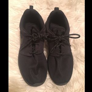 Black on Black Nike Roshe Runs! (Great condition!)