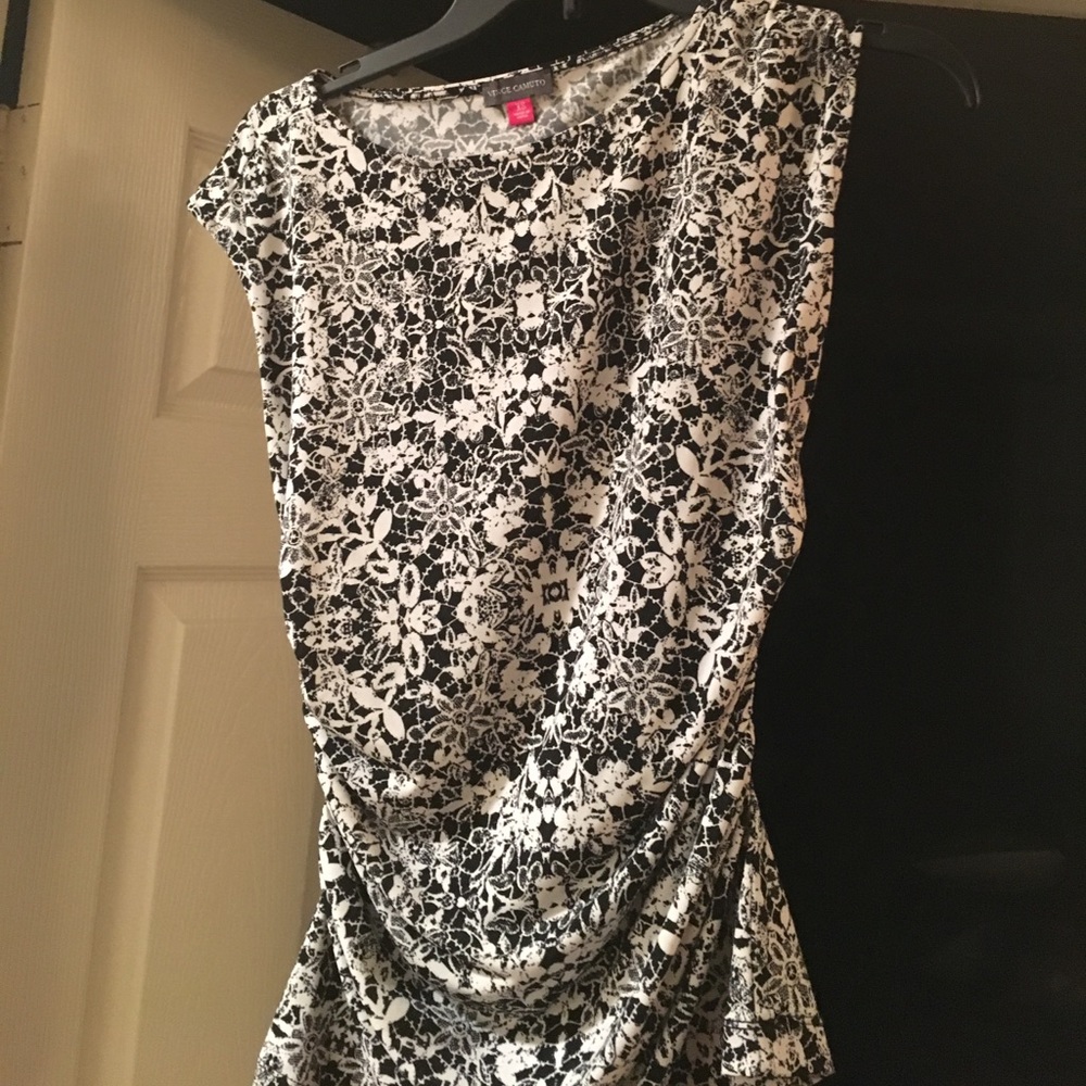 Sleeveless black white printed shirt