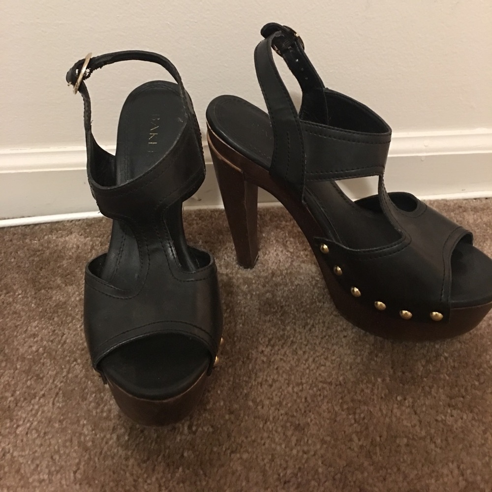 BAKERS Black Leather Pumps