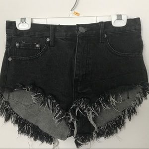 Black denim high-waisted frayed shorts