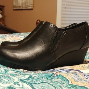 NWOT WEDGE BOOTS..BLACK SIZE 8