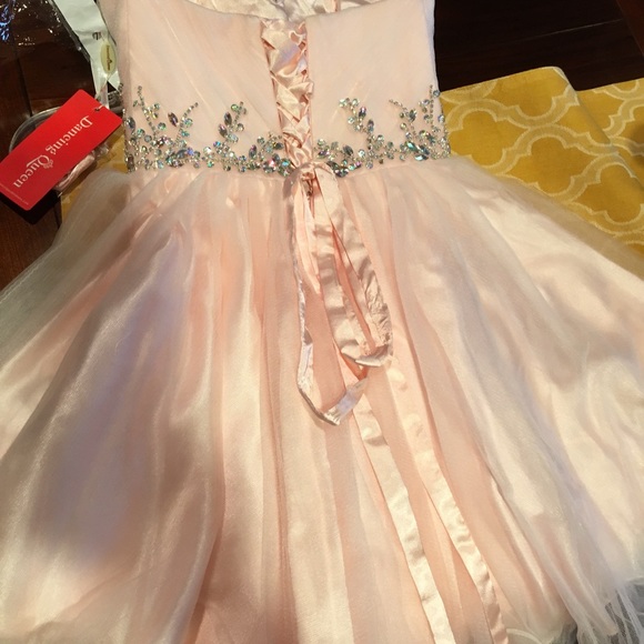 Beautiful youthful dress - Picture 2 of 3