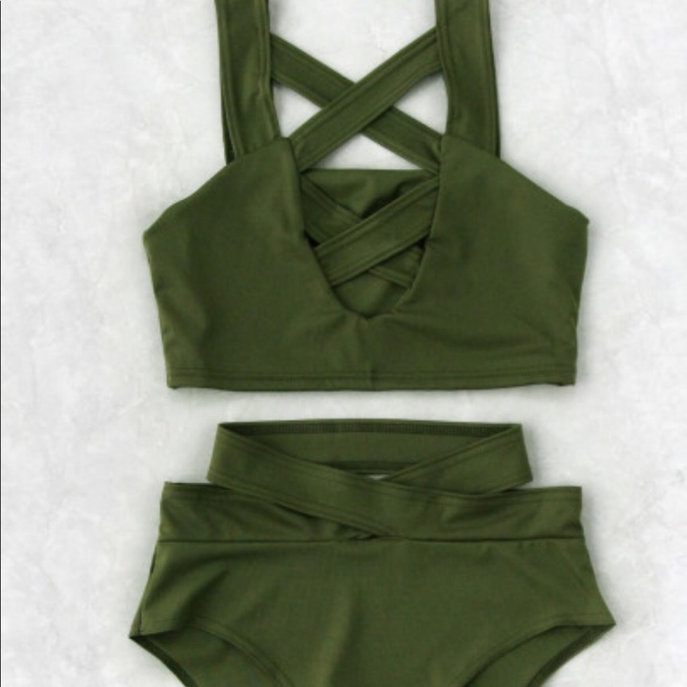 Bikinis - Picture 2 of 2