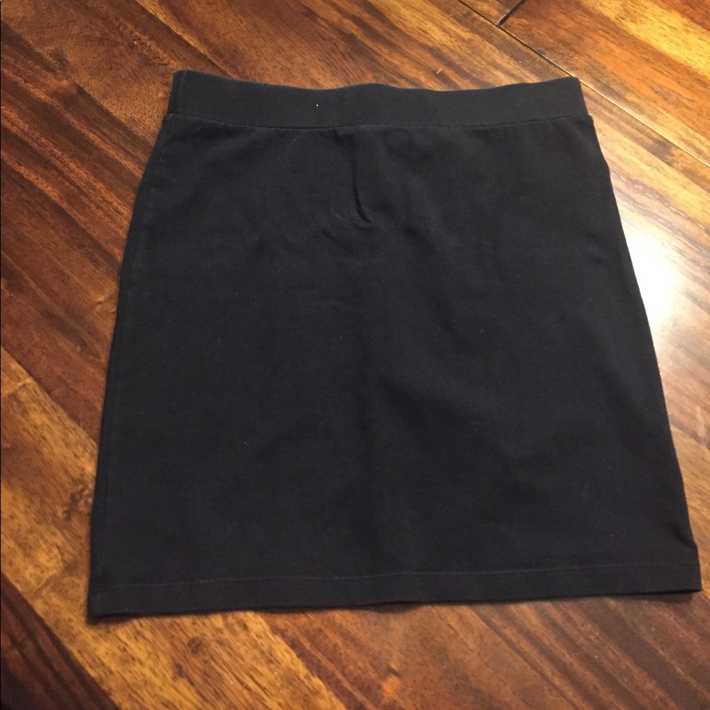 Stretchy black skirt